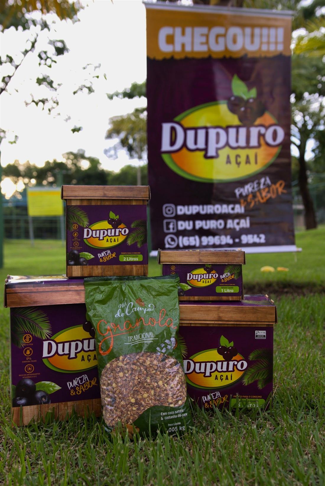 Caixas Dupuro empilhadas com o aviso Chegou