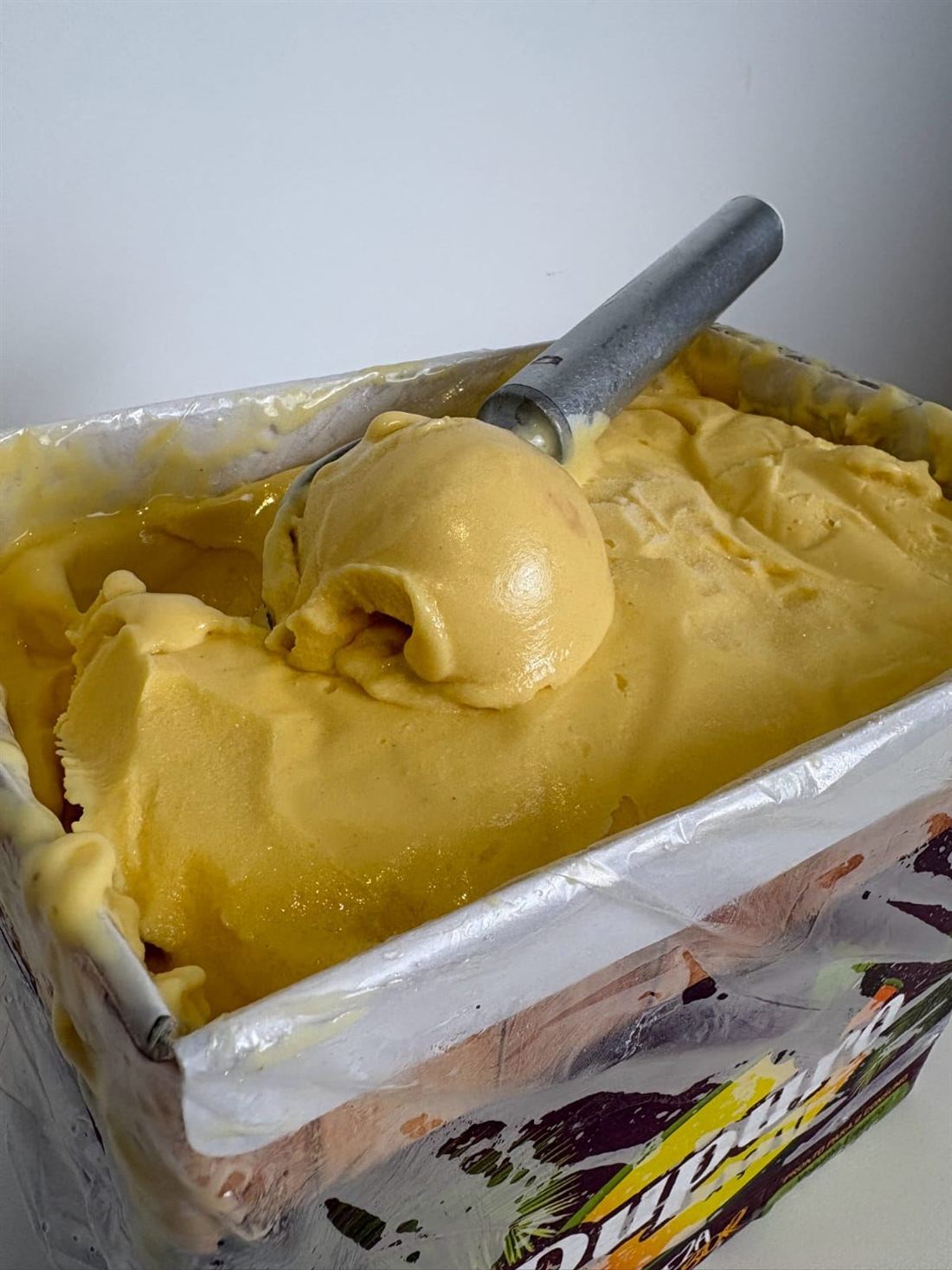 Creme de cupuaçu sendo servido da caixa