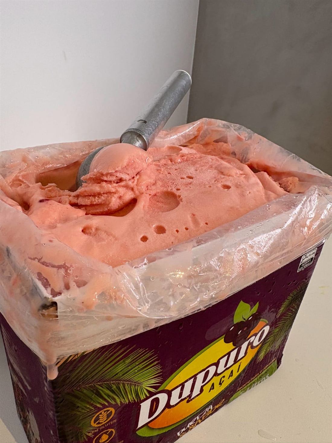 Caixa aberta de creme de morango