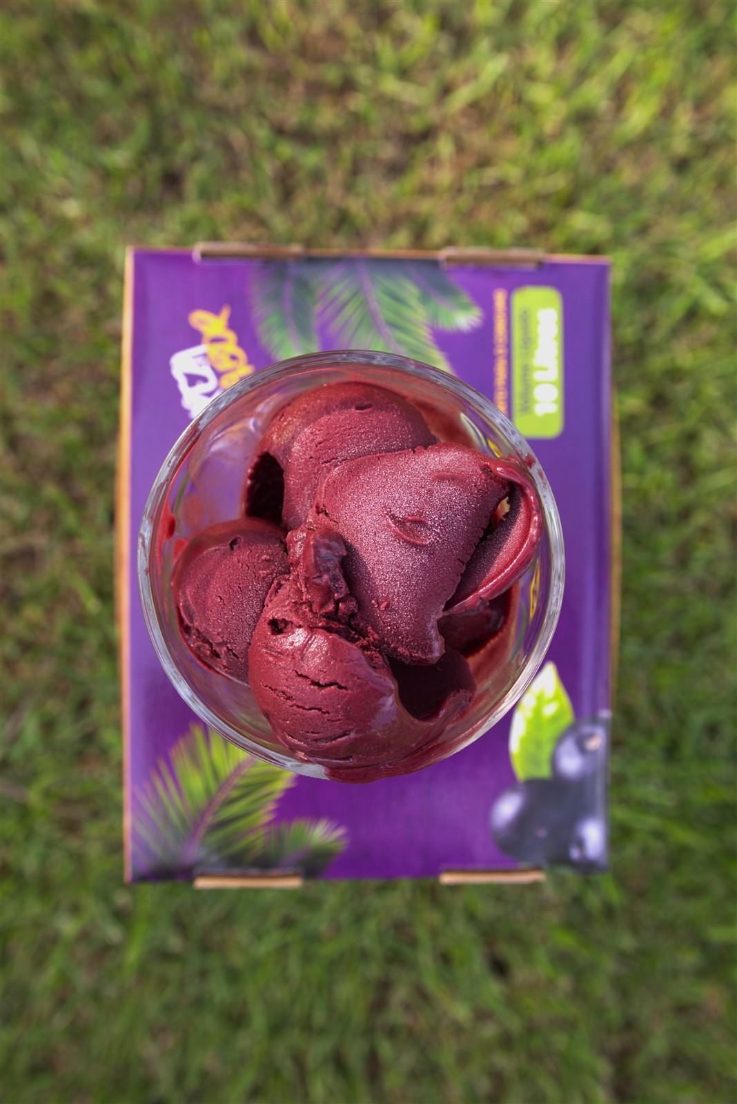 Caixa Dupuro aberta com bolas de açaí puro