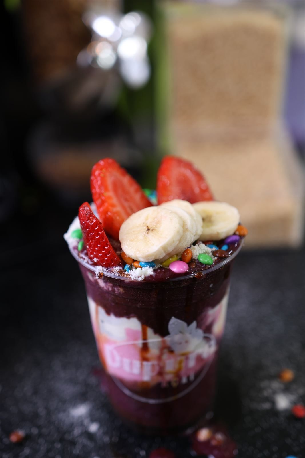 Copo de açaí Dupuro coberto com morango e banana