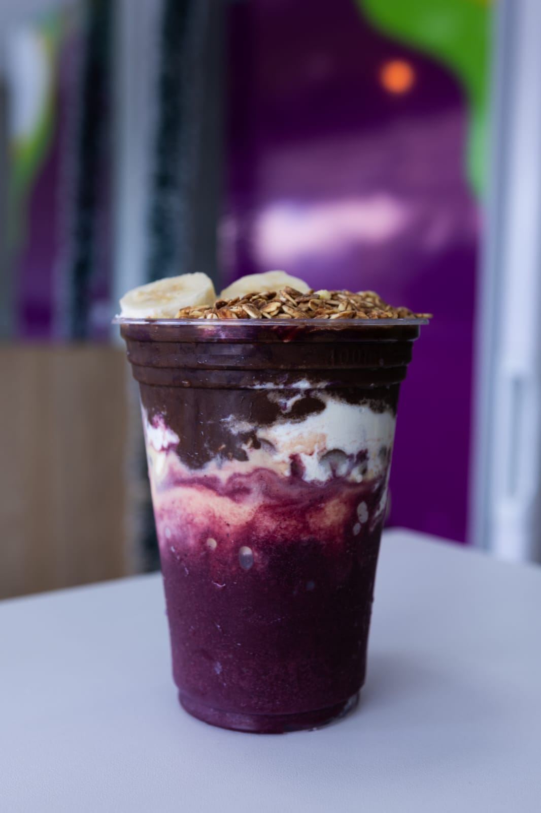 Copo de açaí Dupuro com granola e banana