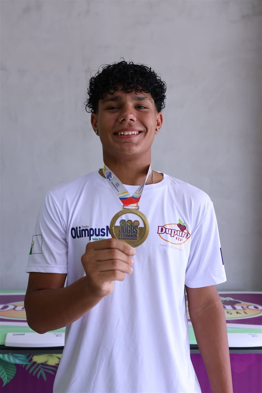 Atleta patrocinado pela Dupuro exibindo medalha